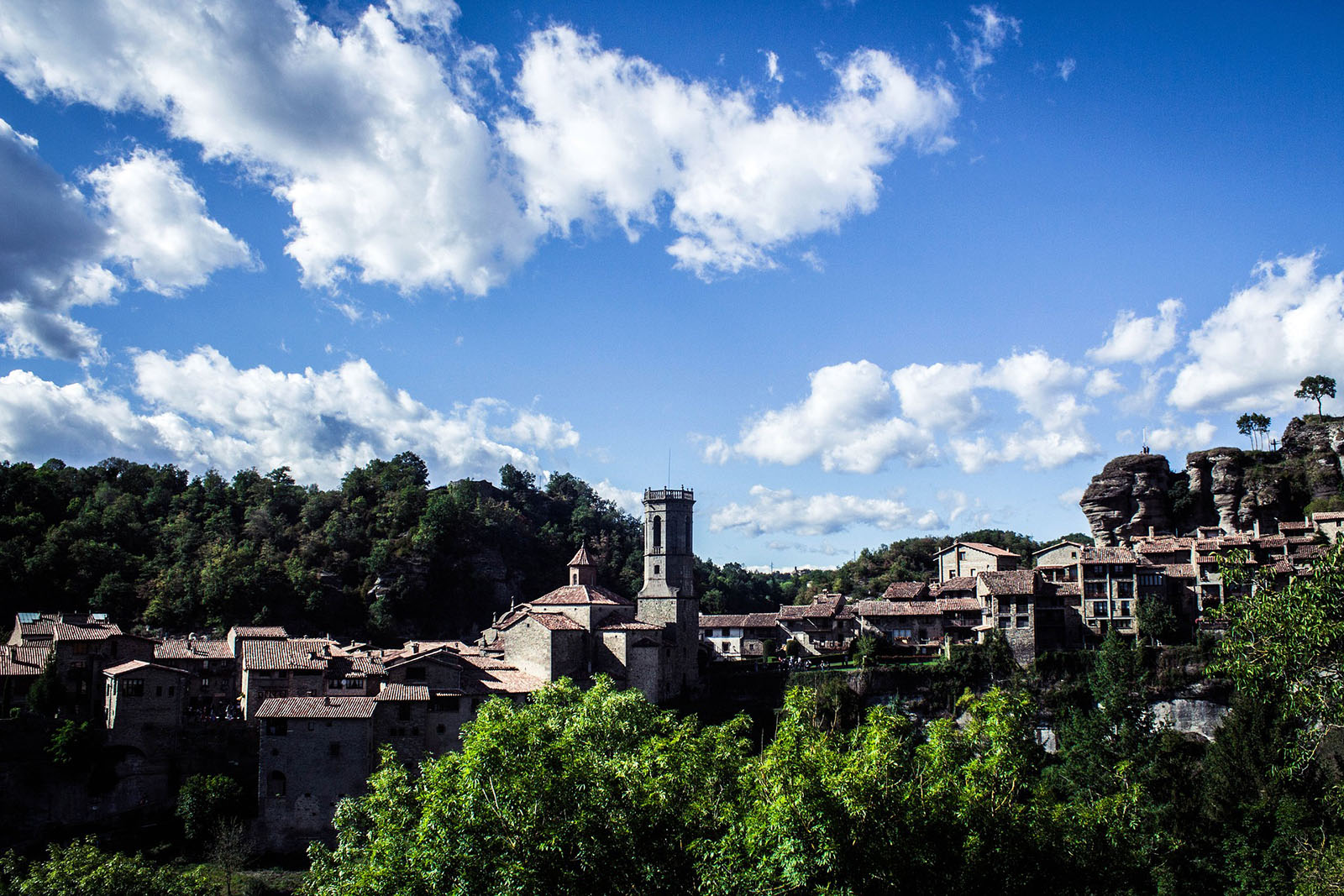 foto1-reportaje-lugares-de-aventura-déjate-embrujar -por-7-lugares-de -españa-esculpidos-en -roca-rupit.jpg