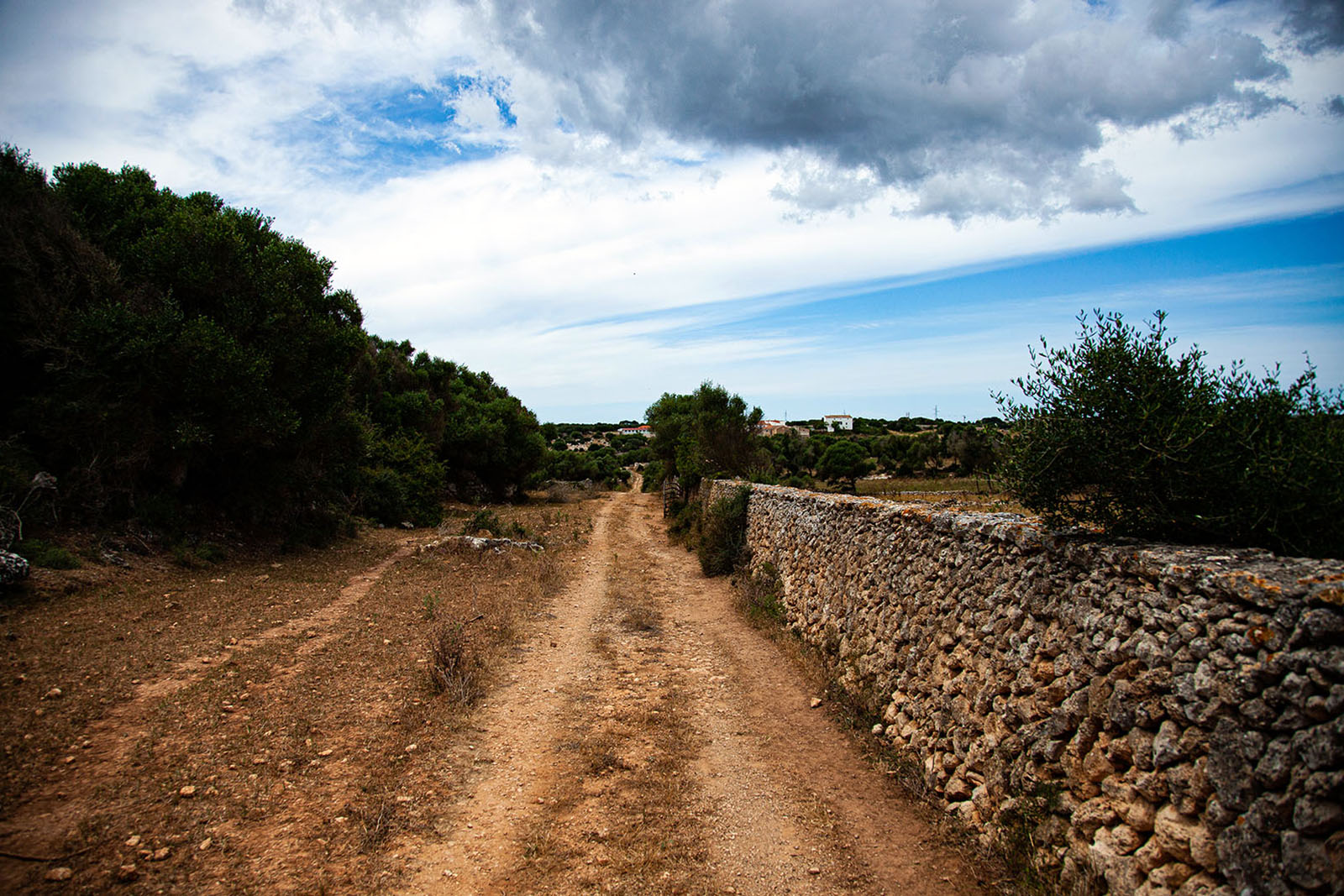 foto12bis-lugares de aventura-como descubrir los secretos mejor guardados y autenticos de menorca-son mercer de baix y pared piedra seca-julia-miralles.jpg.jpg