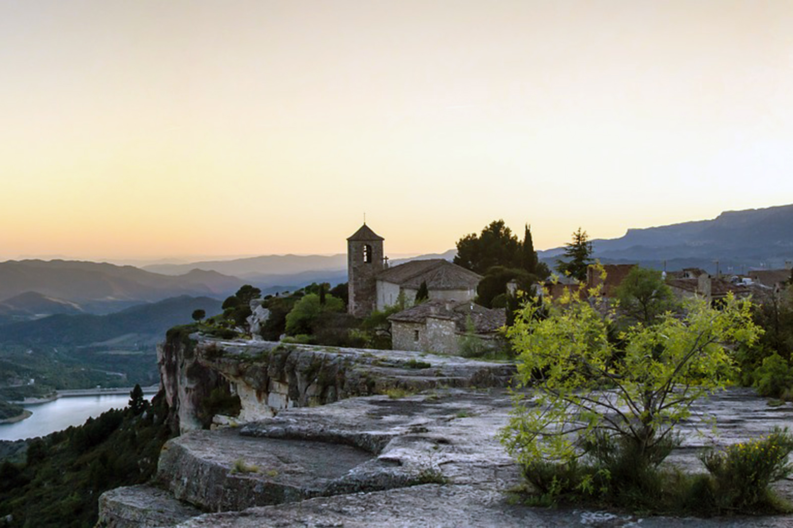 foto13-reportaje-lugares-de-aventura-déjate-embrujar -por-7-lugares-de -españa-esculpidos-en -roca-siurana-panoramica.jpg