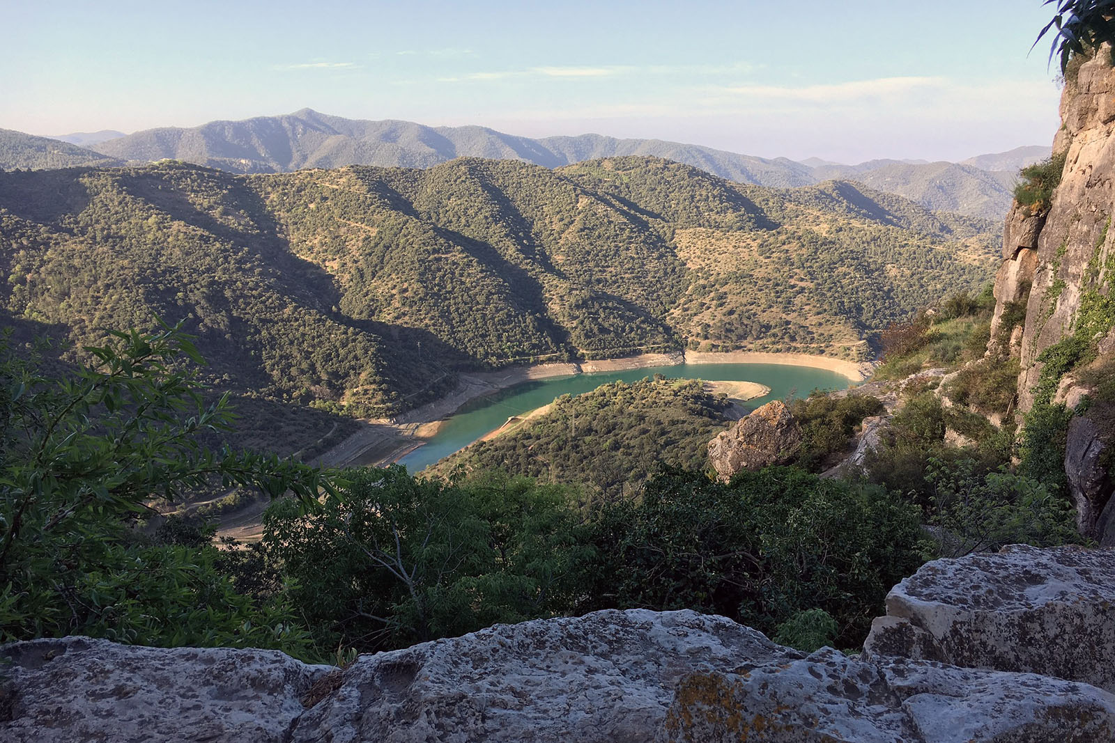 foto14-reportaje-lugares-de-aventura-déjate-embrujar -por-7-lugares-de -españa-esculpidos-en -roca-siurana-vista-rio.jpg