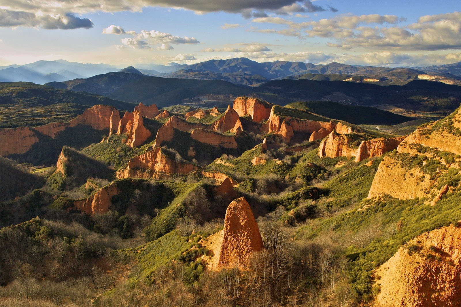 foto15-reportaje-lugares-de-aventura-déjate-embrujar -por-7-lugares-de -españa-esculpidos-en -roca-las-medulas-el-bierzo-castilla-y-leon.jpg