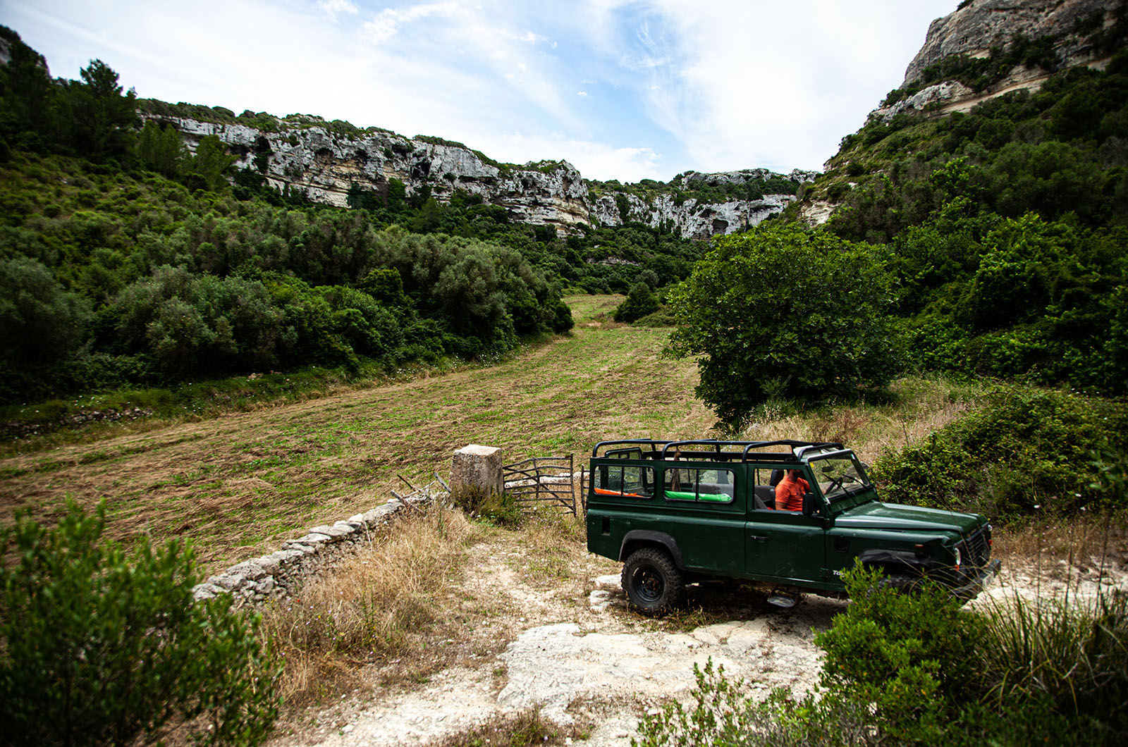 foto16-lugares de aventura-como descubrir los secretos mejor guardados y autenticos de menorca-son fideu portamenorquina land rover-julia-miralles.jpg