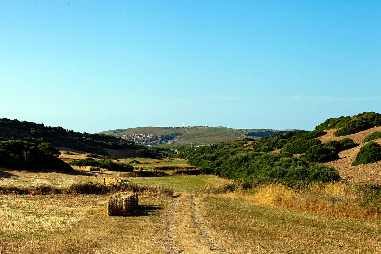 foto7-lugares de aventura-como descubrir los secretos mejor guardados y autenticos de menorca-faro cavalleria finca privada-julia-miralles.jpg