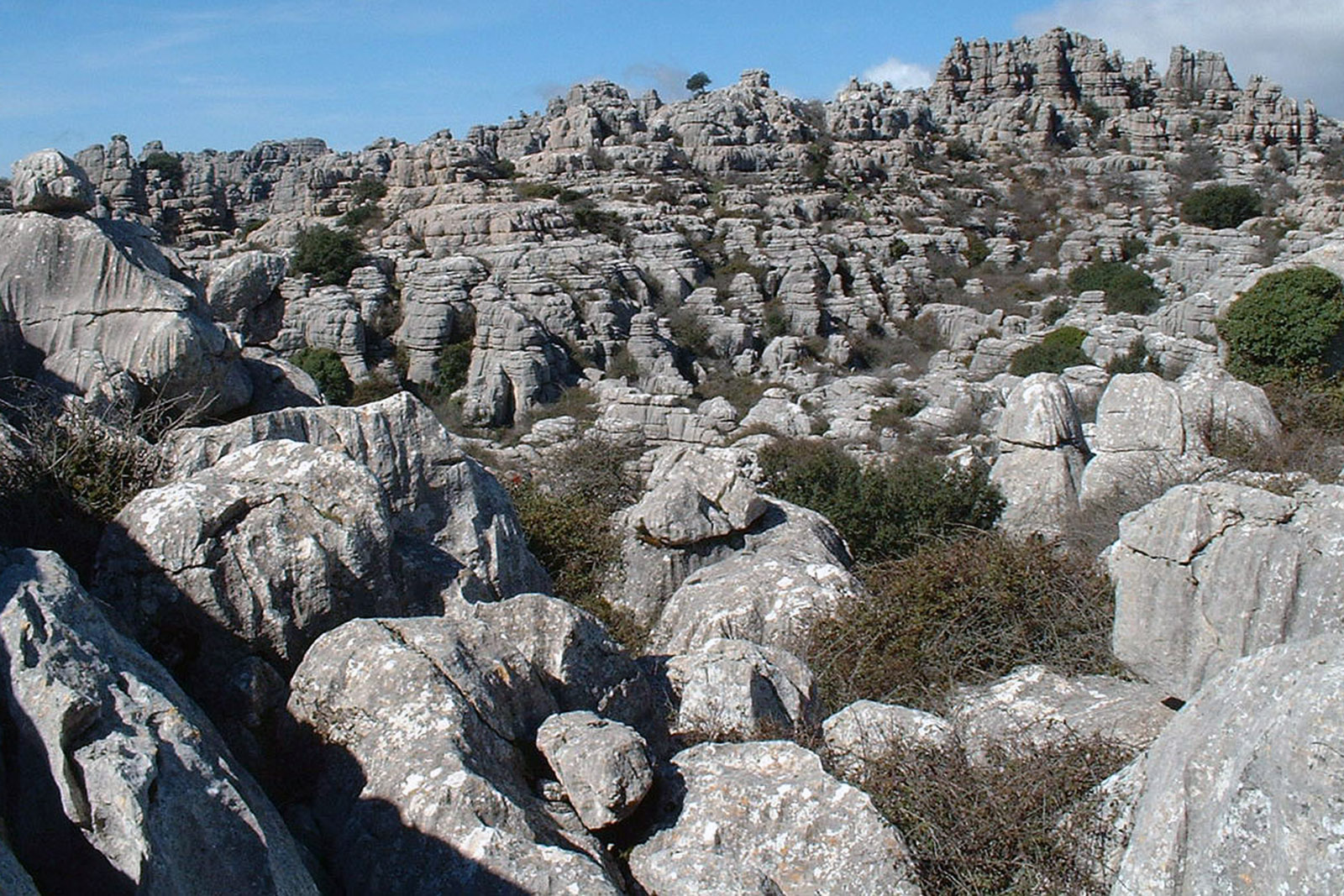 foto8-reportaje-lugares-de-aventura-déjate-embrujar -por-7-lugares-de -españa-esculpidos-en -roca-torcal-de-antequera-formación-rocosa.jpg