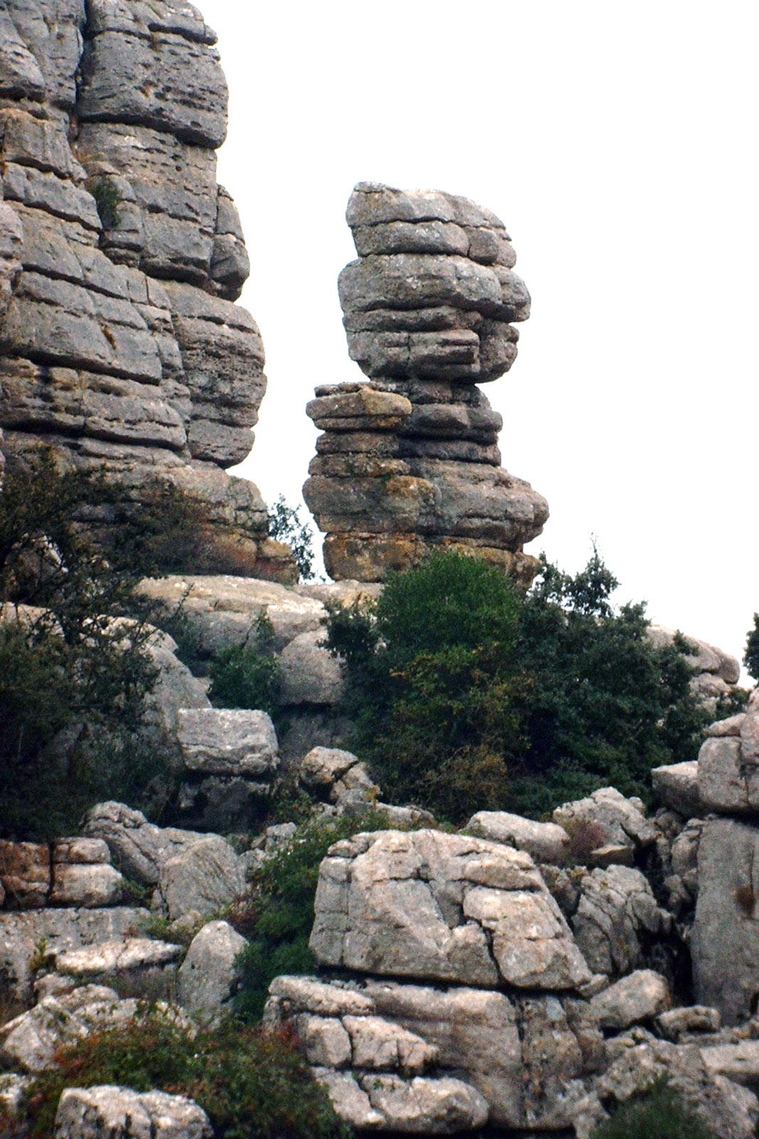 foto9-reportaje-lugares-de-aventura-déjate-embrujar -por-7-lugares-de -españa-esculpidos-en -roca-torcal-de-antequera-formación-rocosa.jpg