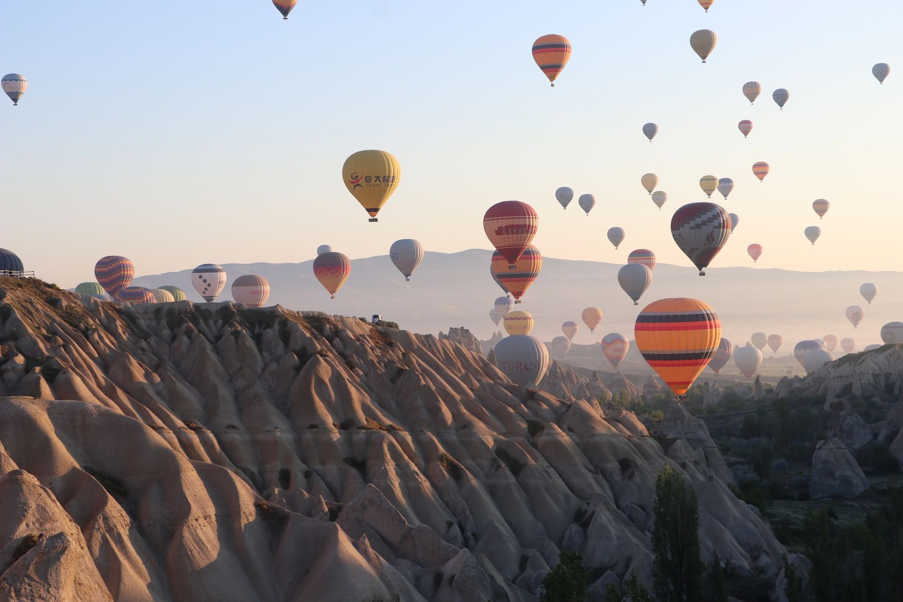 globos-en-montaña-capadocia-turquía-foto-Samin-Paek-Pixabay-lugaresdeaventura.jpg