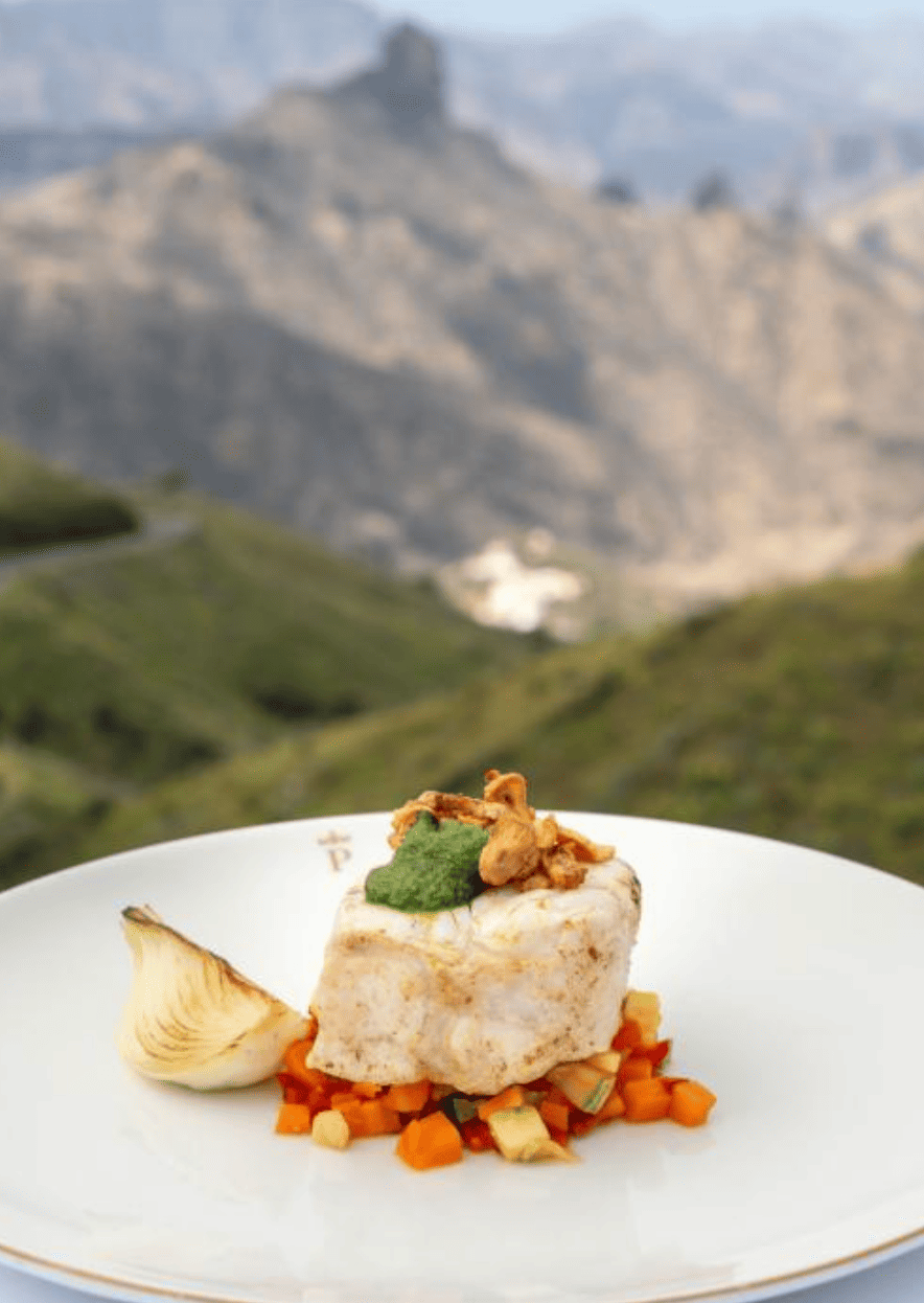 Delícia del Parador de la Cruz de Tejeda y Roque Bentayga al fondo. Fuente: Restaurante Parador Cruz de Tejeda