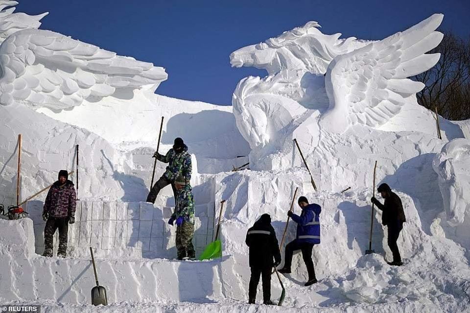 Más de 100 obreros trabajan duramente esculpiendo el hielo durante semanas.