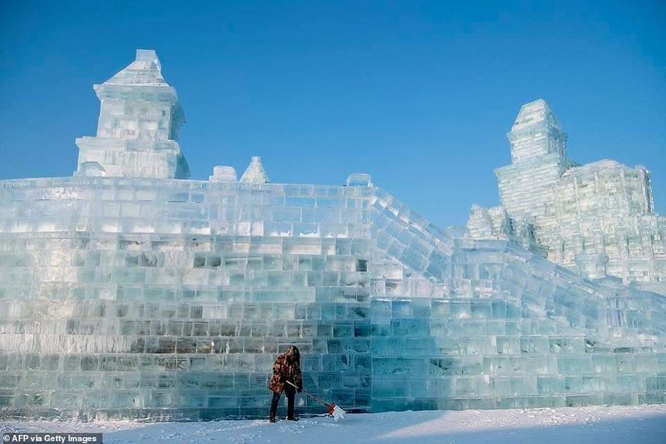 Nada menos que 170.000 metros cúbicos de hielo son necesarios para levantar esta gélida ciudad.