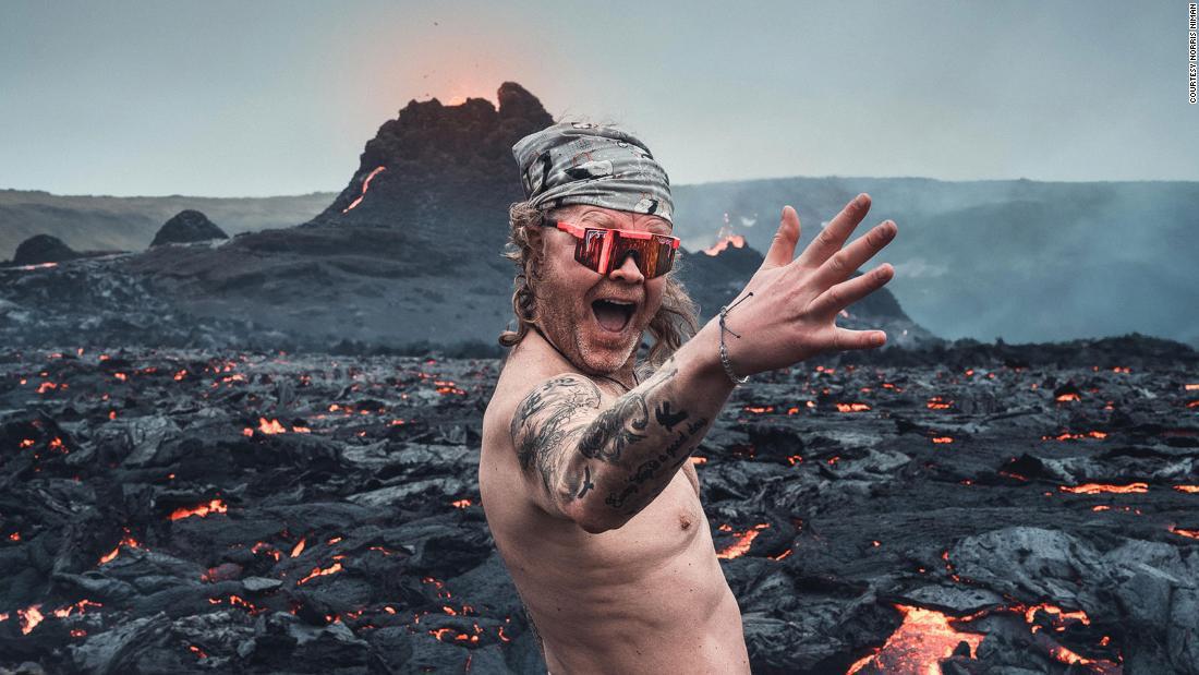 Sveinn Snorri Sighvatsson se volvió viral por su sesión de fotos junto a un volcán en Islandia.