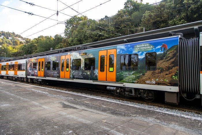 Imagen de un tren vinilado con la campaña de Alta Ribagorça