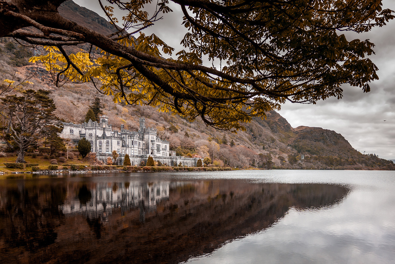 La Abadía de Kylemore se refleja en el lago del mismo nombre.