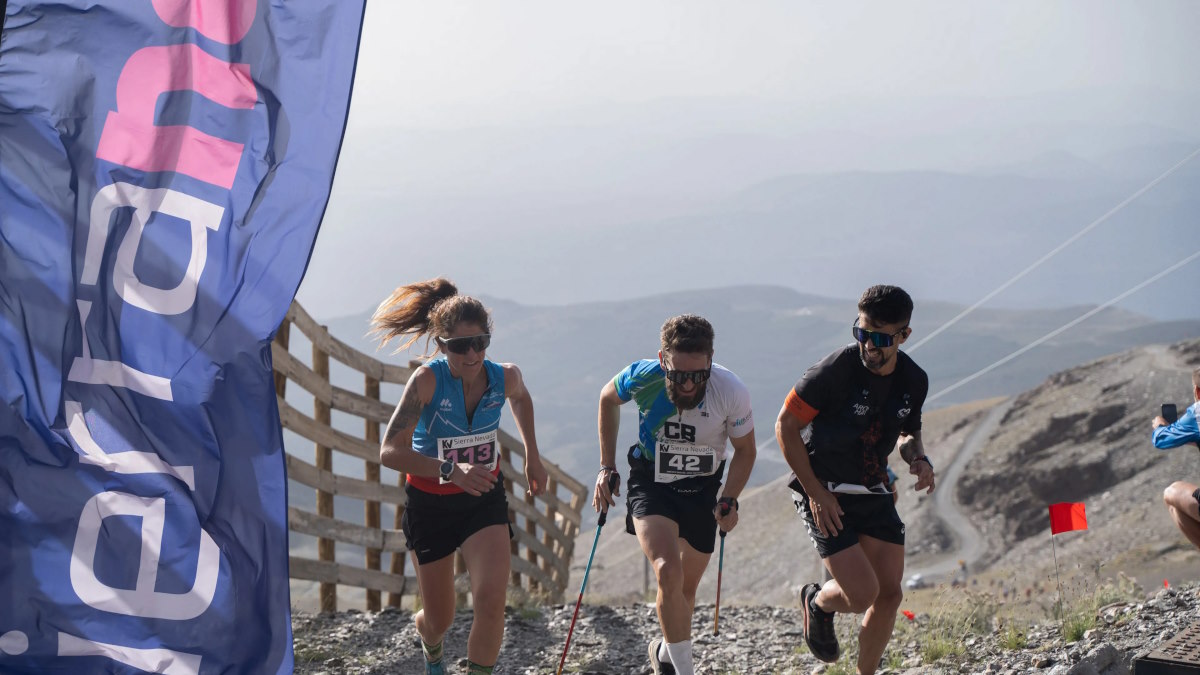 Tres corredores en la llegada a la meta