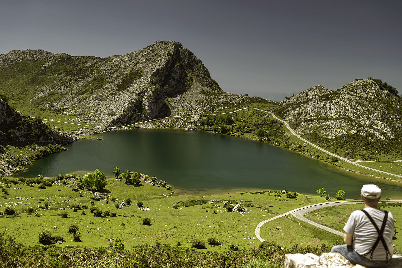 lago-enol- mirador-entrelagos-picos de-europa © turismo-asturias- autor-julio-herrera-menéndez.jpg