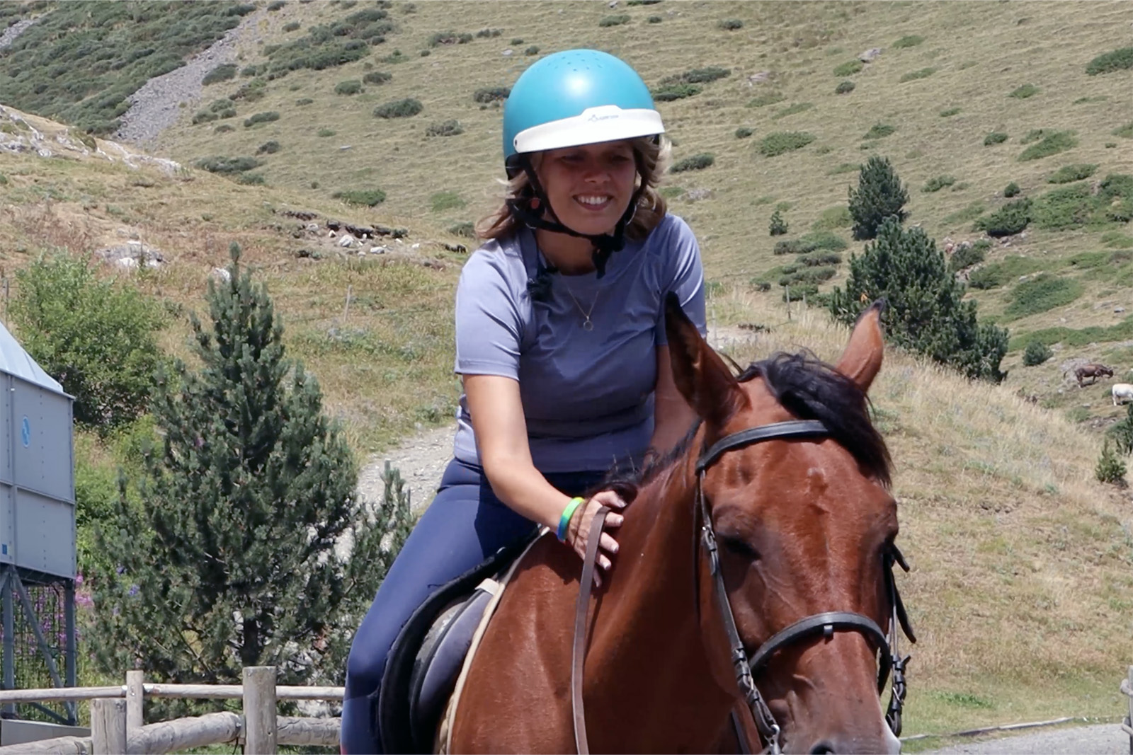 lara-bernal-a-caballo-vall-de-nuria-05-lugares-de-aventura.jpg 