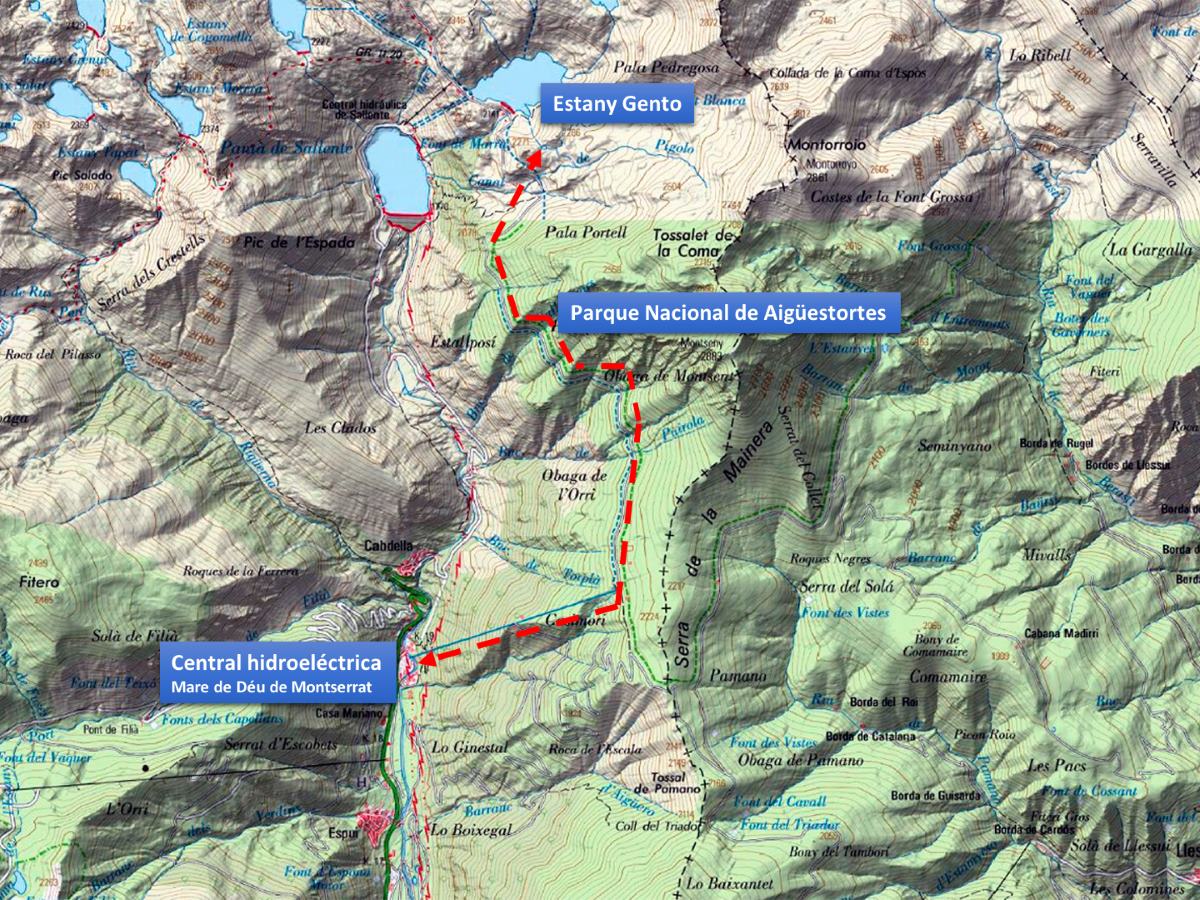 En rojo discontinuo el trazado de la antigua línea ferroviaria, Carrilet del Estany Gento.