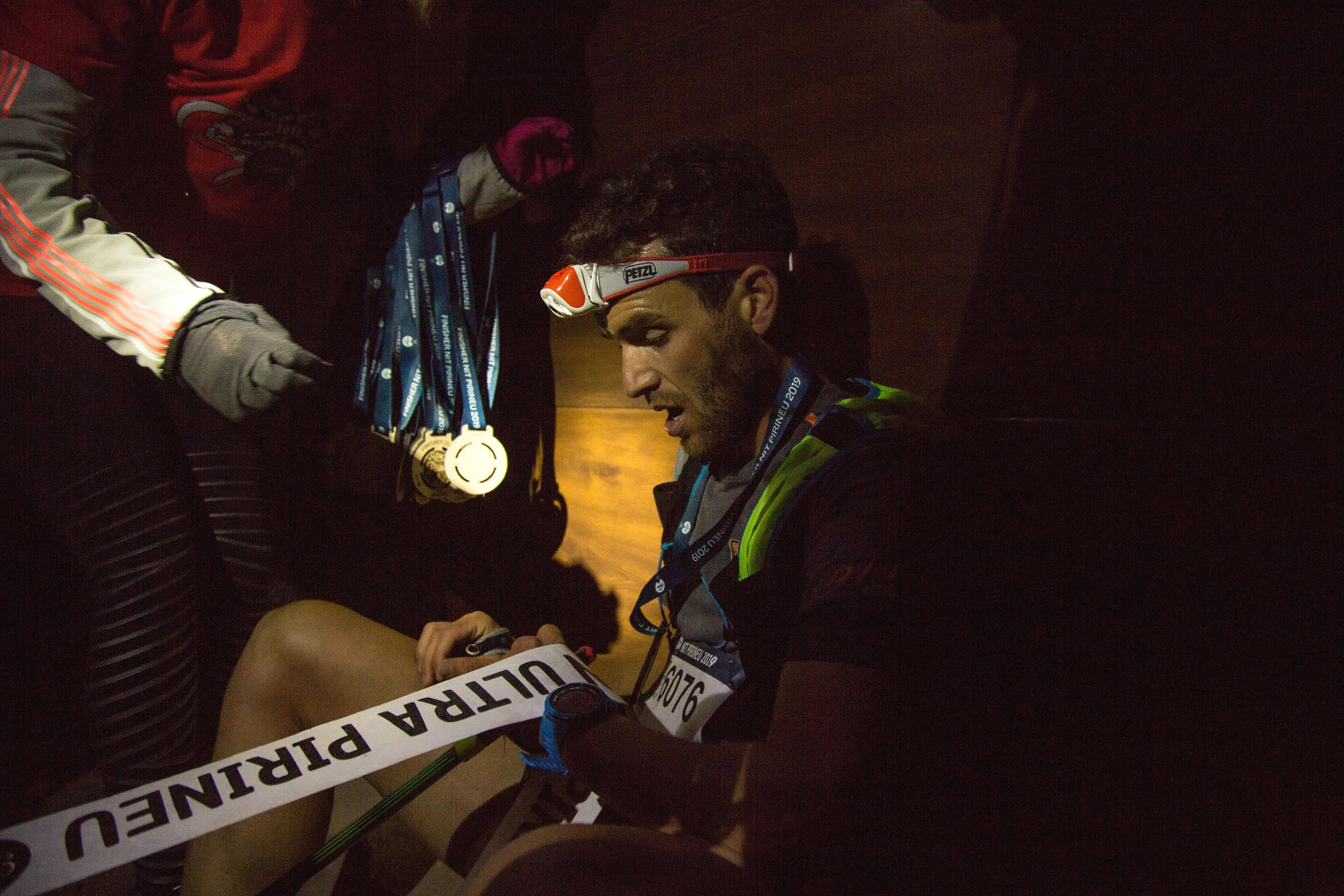 Marc Pinsach recuperando el aliento después de ganar al sprint la Nit Pirineu.