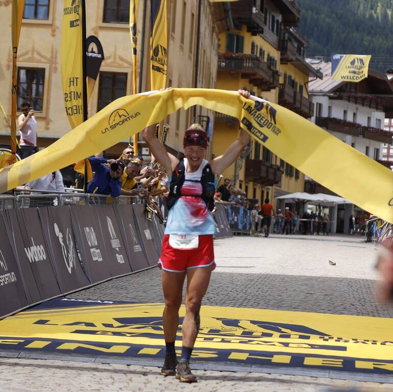 En la imagen, la ganadora sueca  Mimmi Kotka  (Foto © Riccardo Selvatico - La Sportiva Lavaredo Ultra trail) 