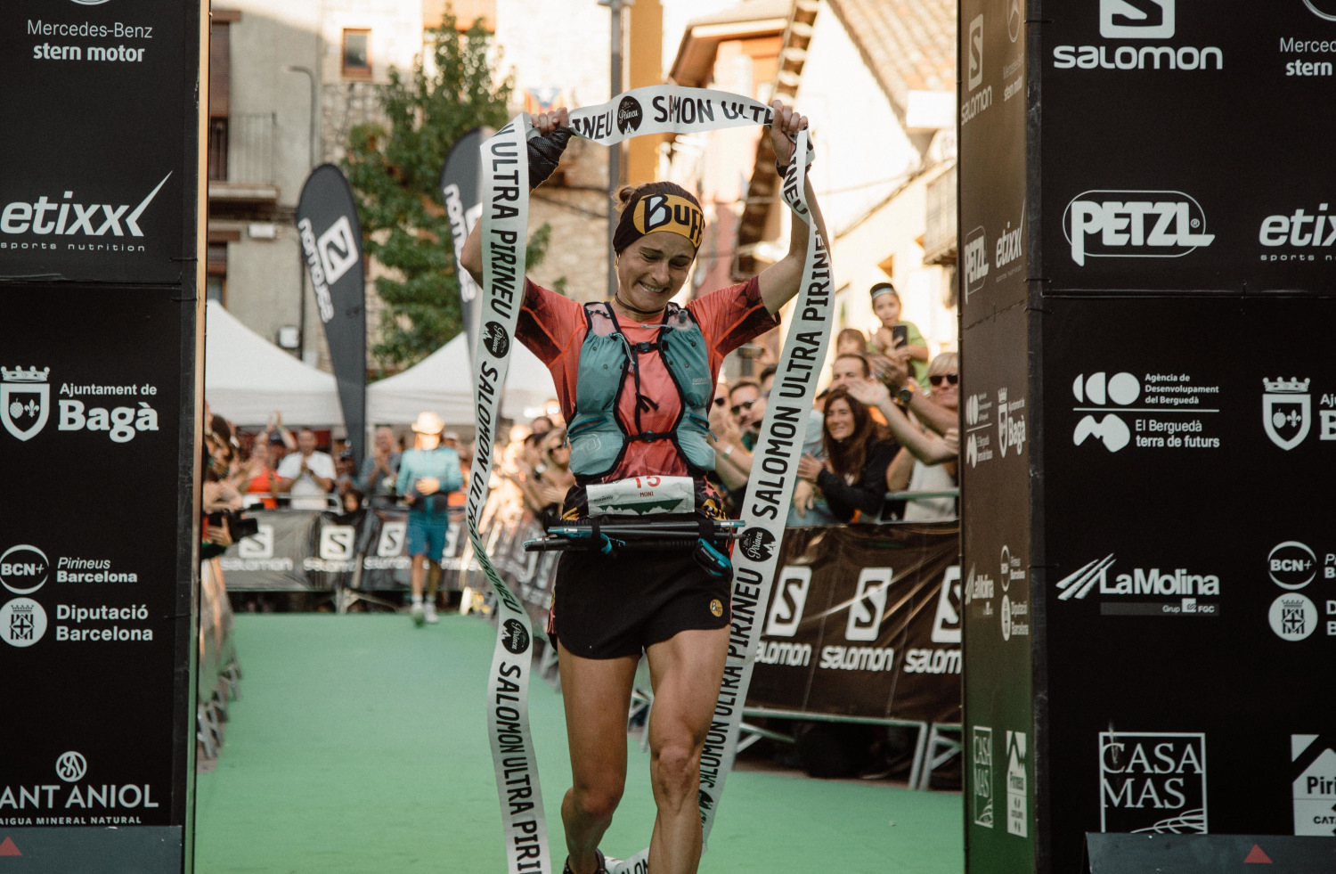  Mònica Comas emocionada cruzando la meta después de 12h y 31min de carrera 