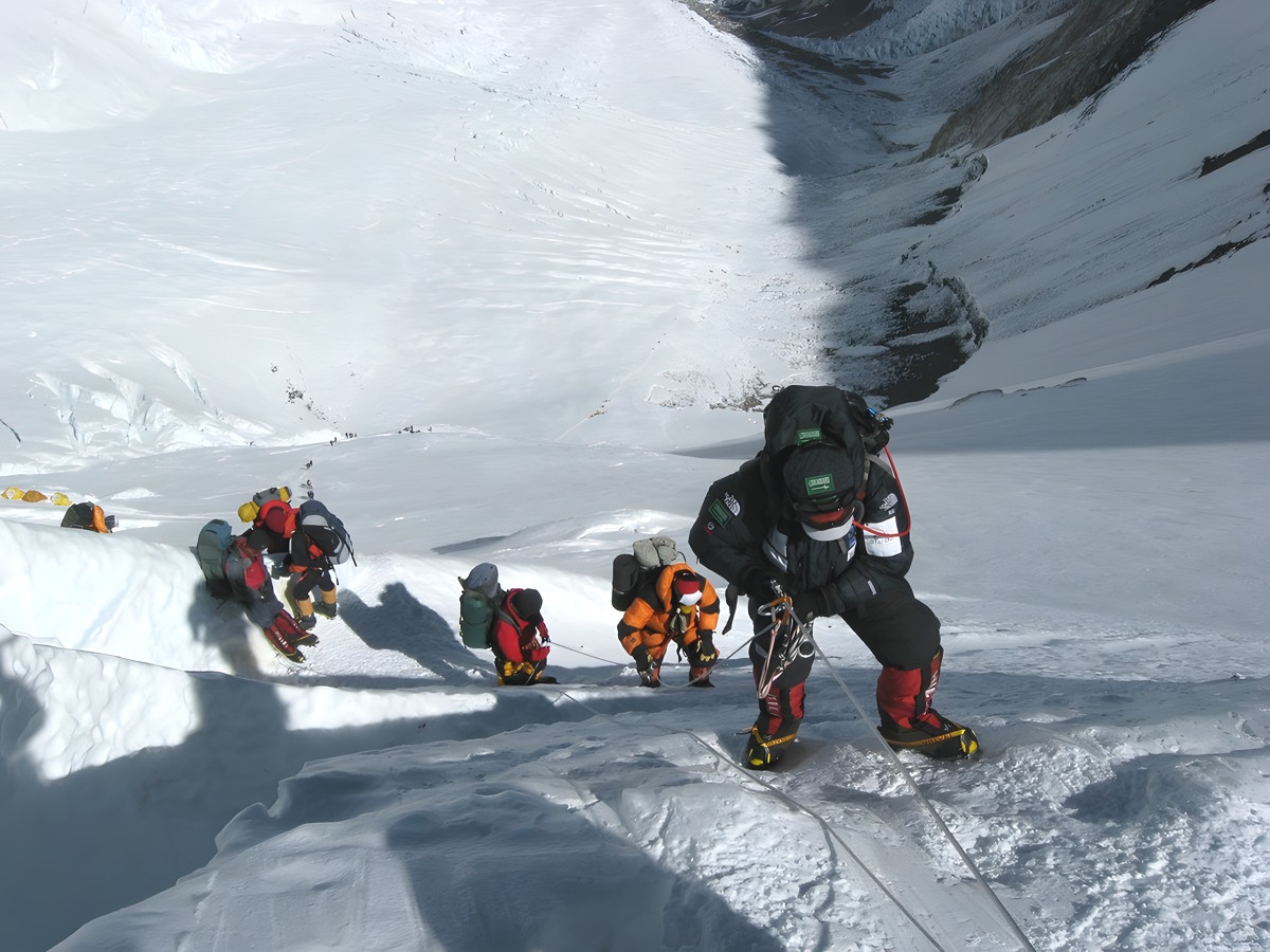 Alpinistas ascendiendo al Mt. Everest.