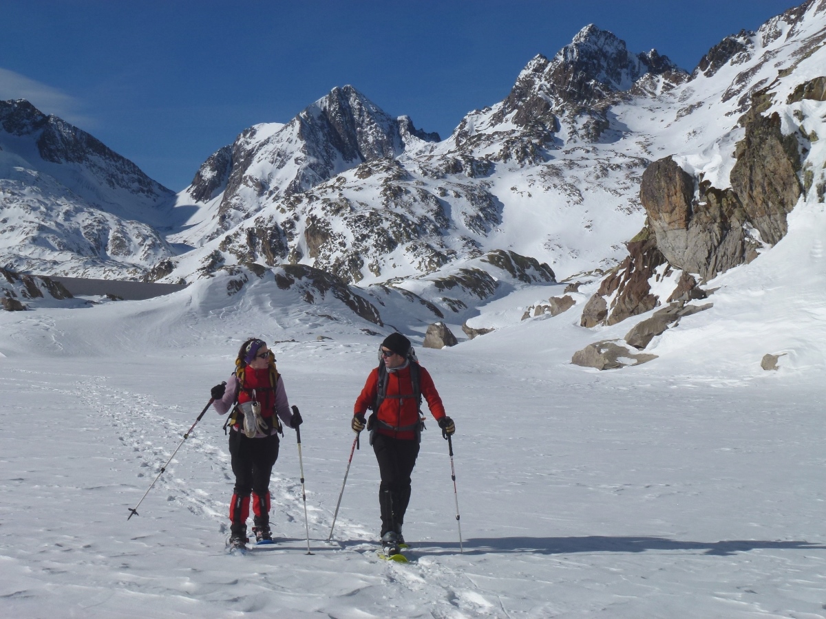 Las Raquetas de nieve están en auge. Consejos y lugares para practicar este  deporte