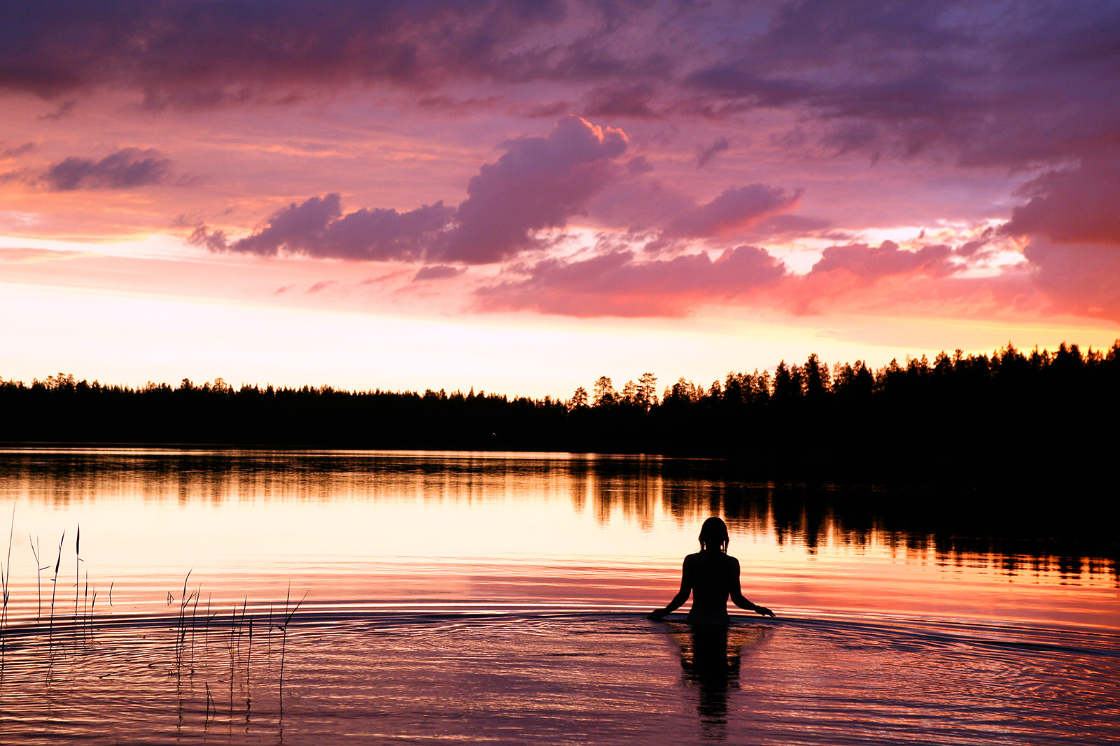 nadando-lago-Purnujarvi-visit-finland-HarriTarvainen.jpg 