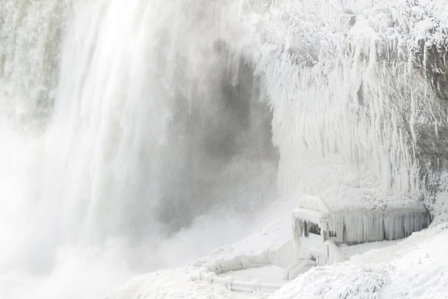 El hielo cubre las rocas y la plataforma de observación en la base de las cataratas Horseshoe en las Cataratas del Niágara