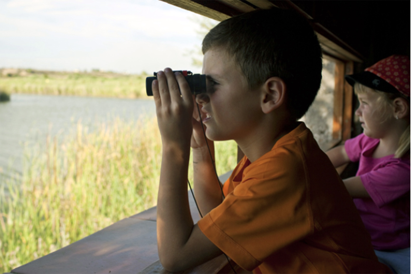 ninos-observando-ivars-vila-sana-oriol-clavera.jpg 