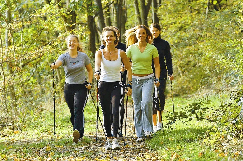 La marcha nórdica es el deporte que te hará más feliz