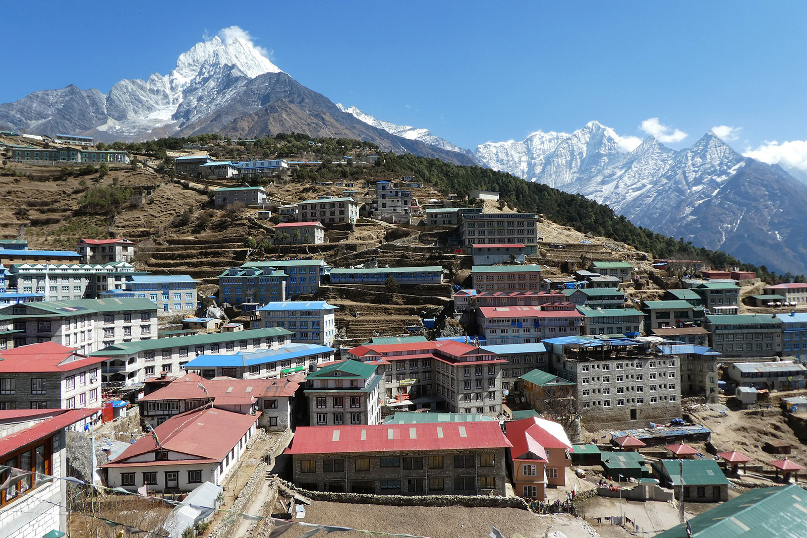 noticia-lugares-de-aventira-sherpas-nepalíes-namche-bazaar