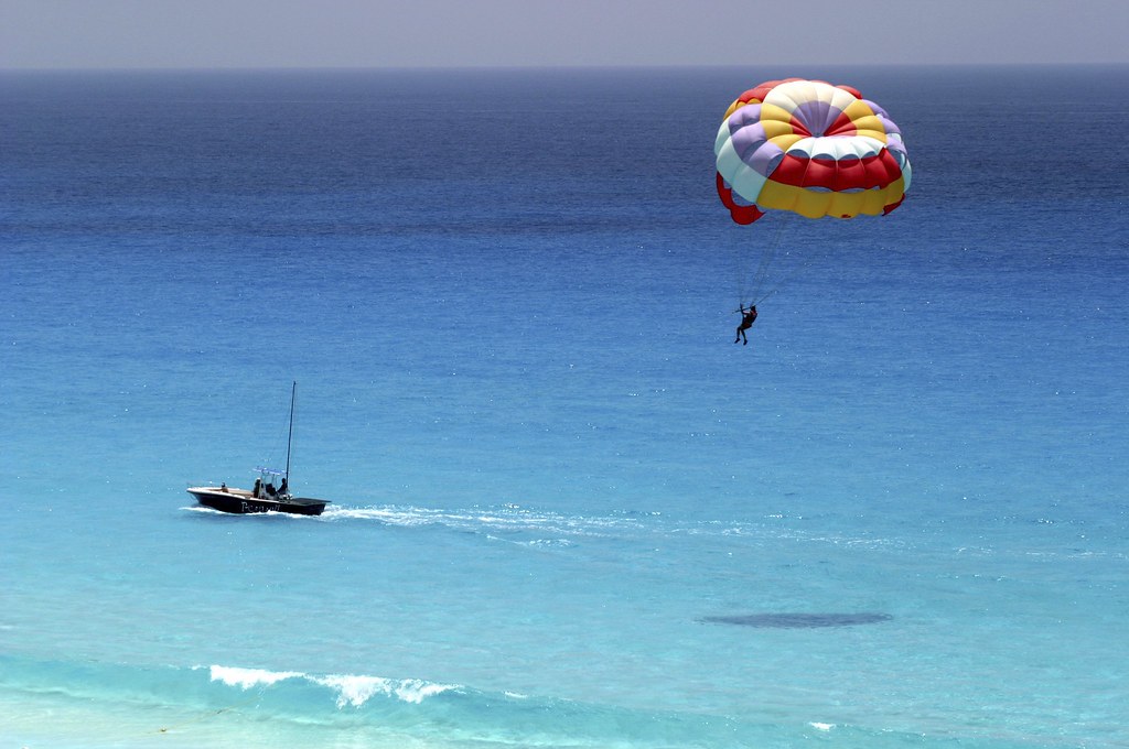 Una de las formas más típicas de parasailing, arrastrado por una barca.