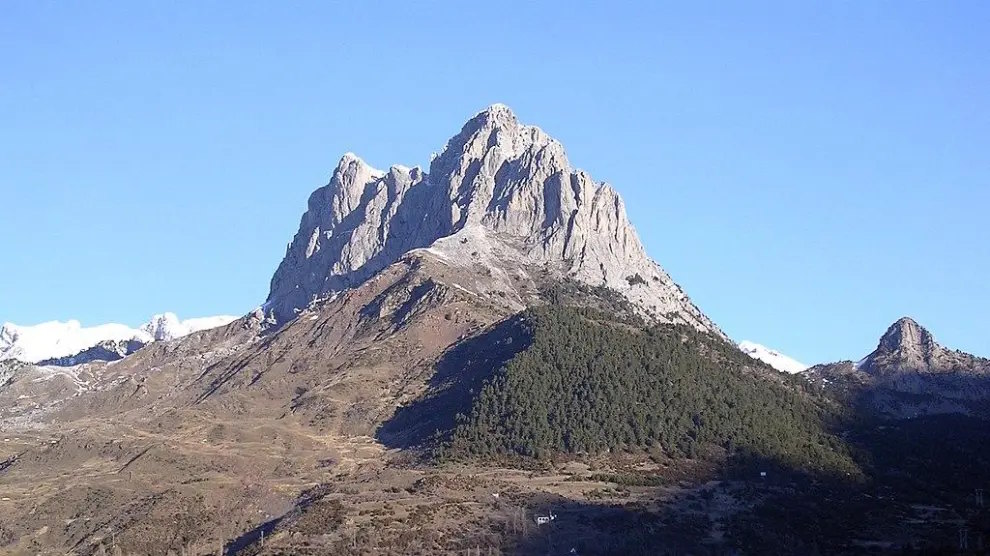 Vista de Peña Foratata sobre Sallent de Gállego. / Foto: Wikipedia