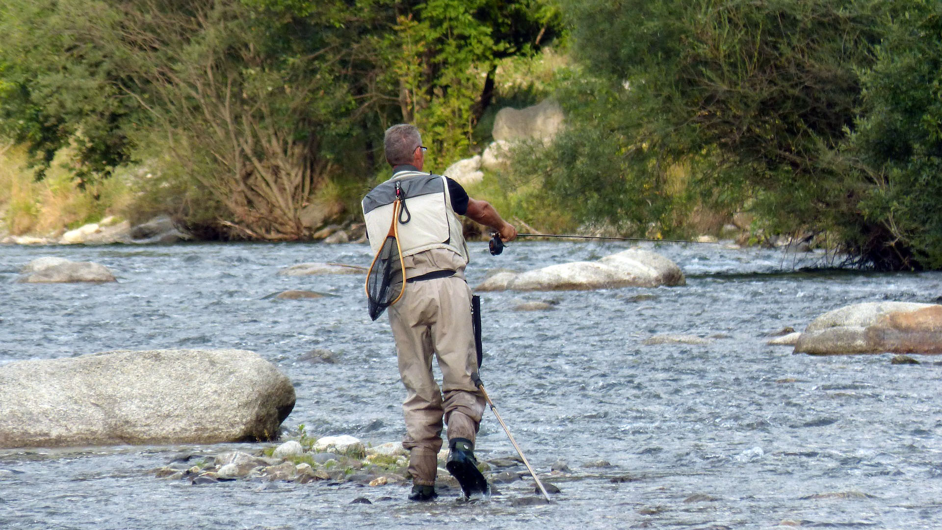 pescador-en-el-noguera-pallaresa-fuente-pixabay-autor-makamuki0 .jpg