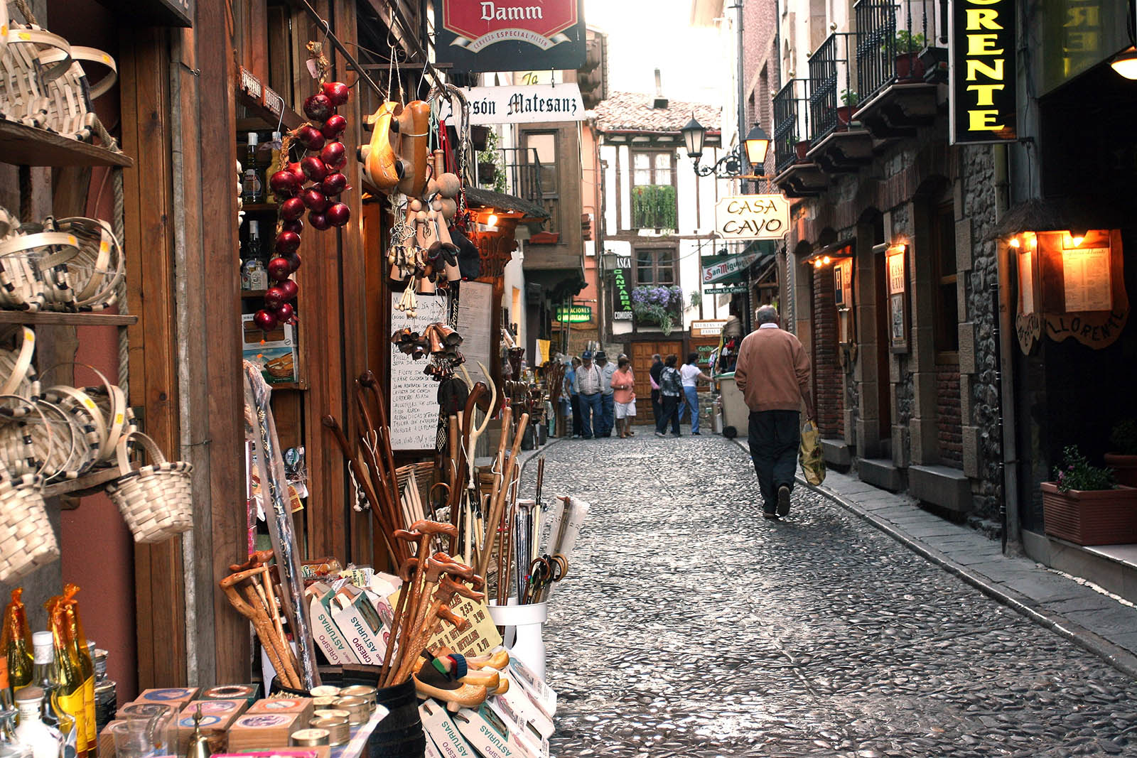 potes-calle-picos-de-europa.JPG 