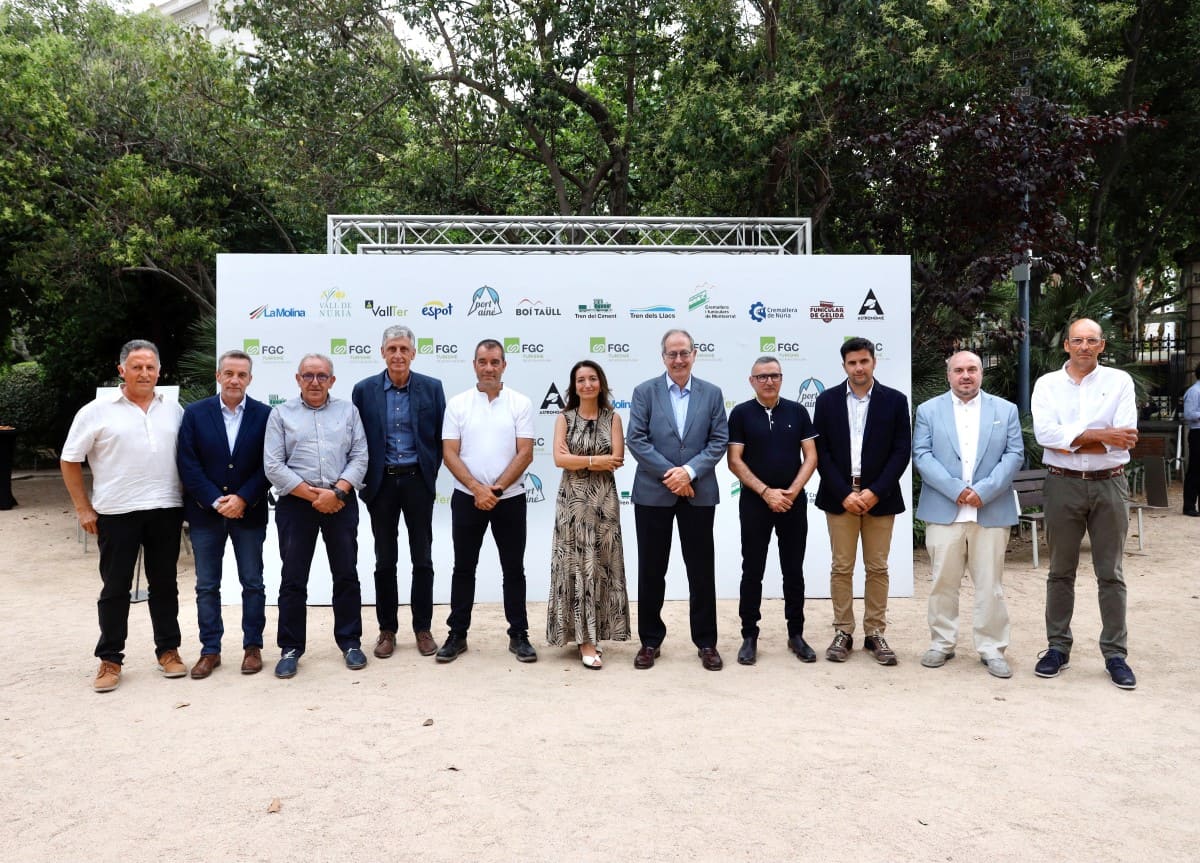 Ferrocarrils propone una amplia oferta turística para este verano centrada en la promoción del turismo en el territorio catalán a través de sus estaciones de montaña, trenes turísticos y del Parc Astronòmic del Montsec   La presidenta de Ferrocarrils y el director general, Pere Calvet, junto a los directores de las explotaciones turísticas de Ferrocarrils.