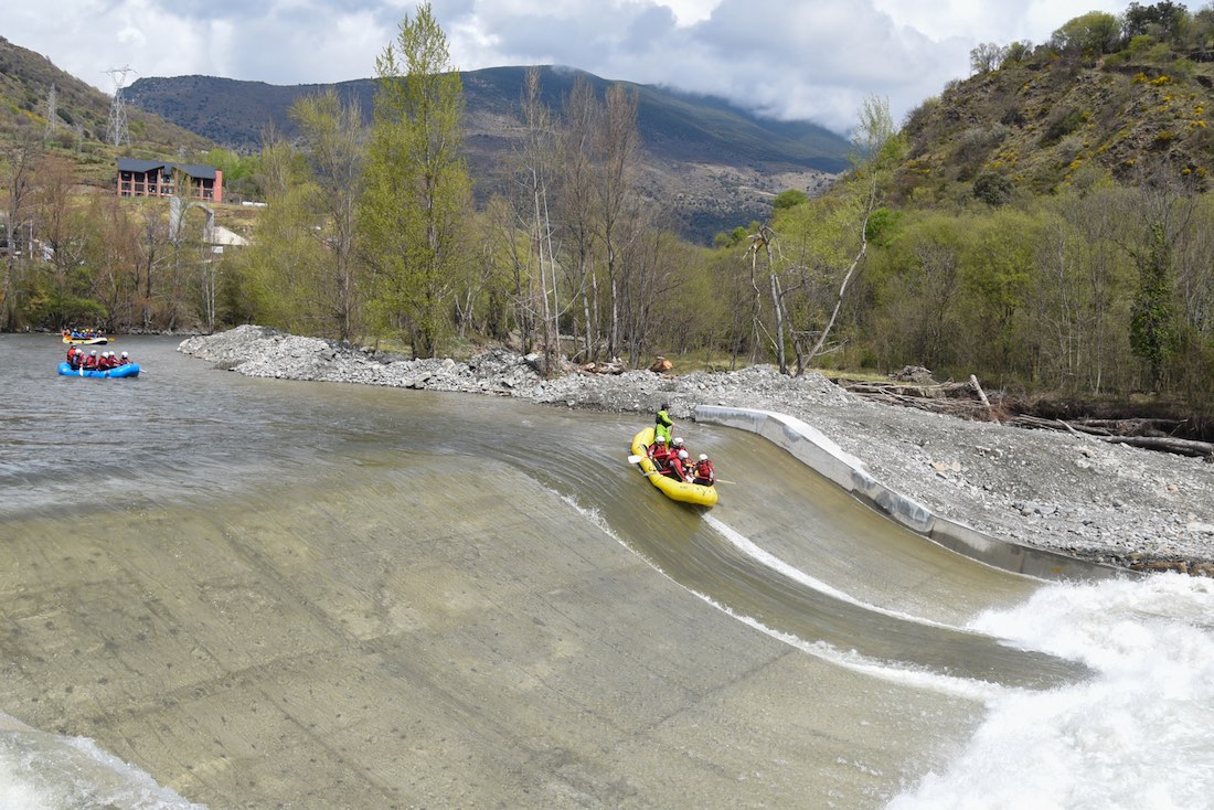 Bajada de ráfting en sobre el embalse del Hostalet.