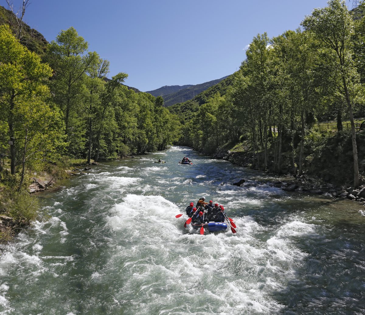 Ràfting en el río Noguera Pallaresa, Pallars Sobirà. (Foto: @Oriol Clavera). 