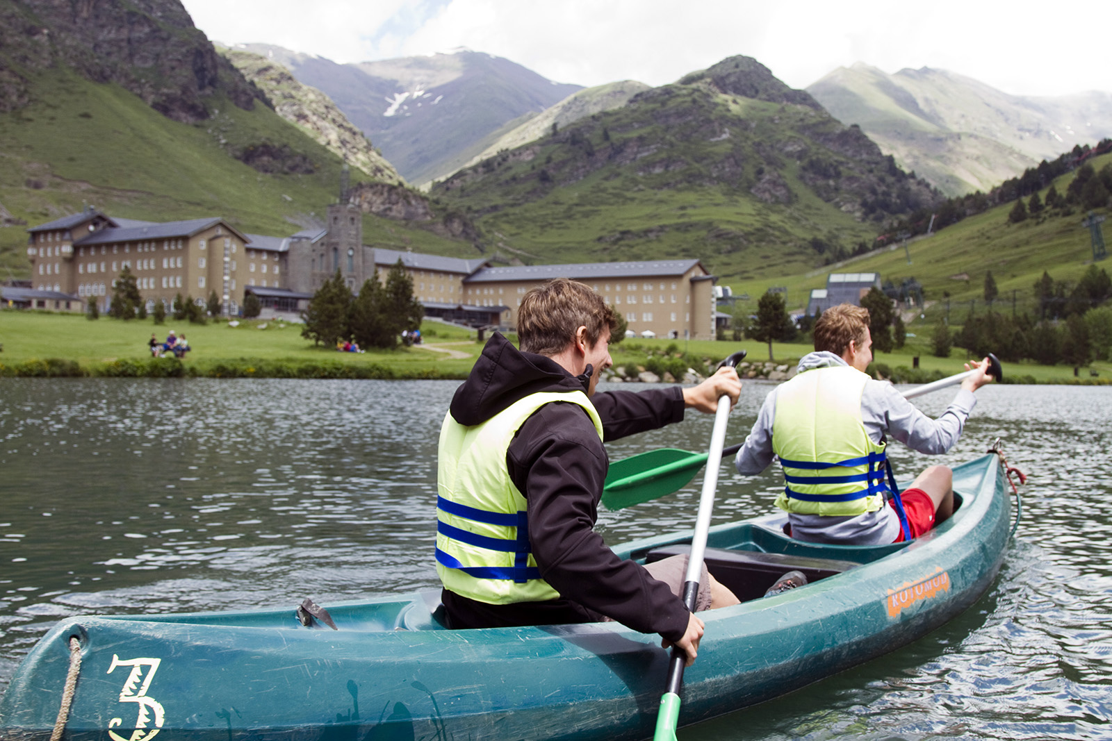 remando-vall-de-nuria-lugares-de-aventura.jpg