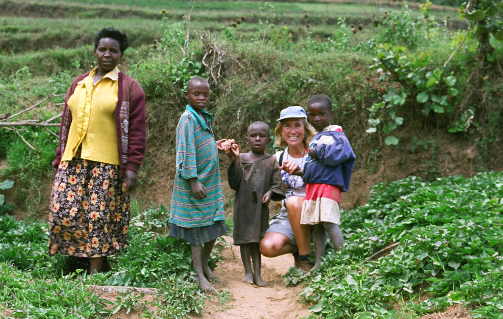 Montserrat Beltrán rodeada de la gente de Ruanda.