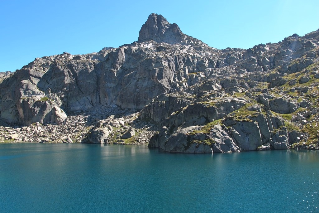 La profundidad, la incidencia del sol y la base granítica hacen que cada lago tenga un color diferente. Crédito: Tonho Porras (Esqui-Ando)