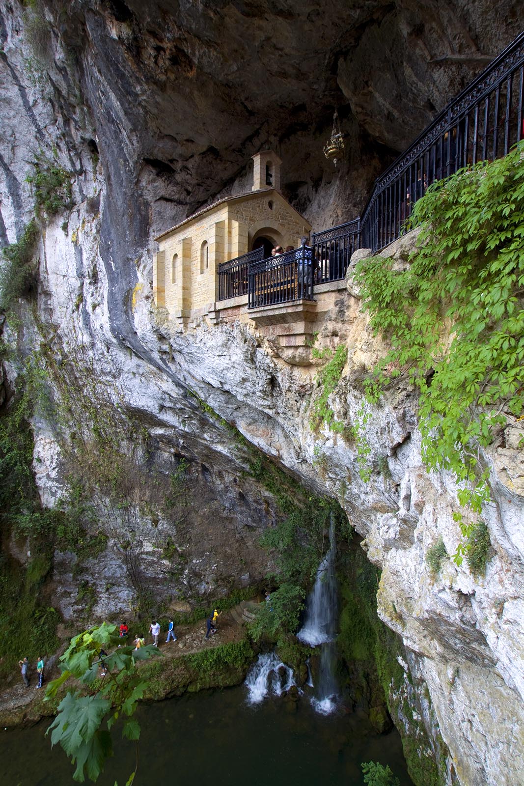 santa-cueva-de-covadonga-©-turismo-asturias- juanjo-arrojo.jpg 
