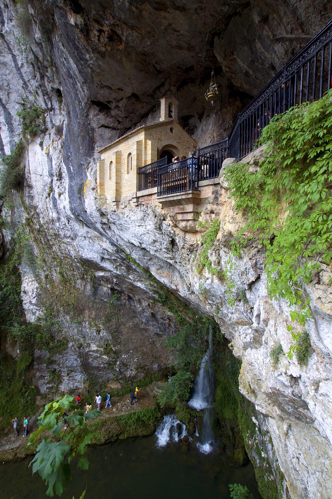 santa-cueva-de-covadonga-©-turismo-asturias- juanjo-arrojo.jpg