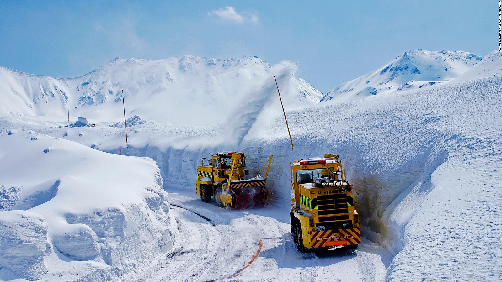 maquinas limpiando la carretera en Japón