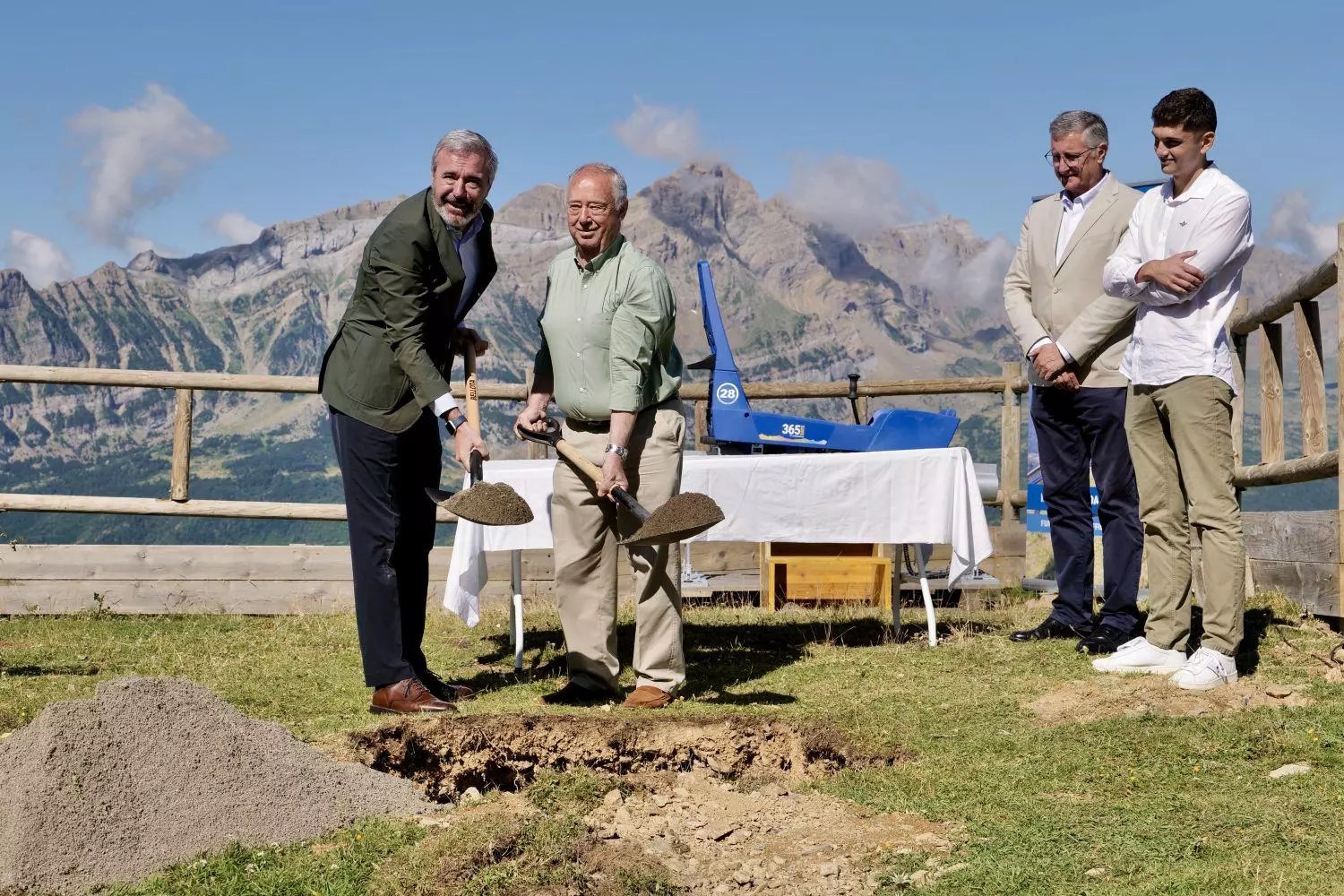 Colocación de la primera piedra del tobogán de Panticosa.