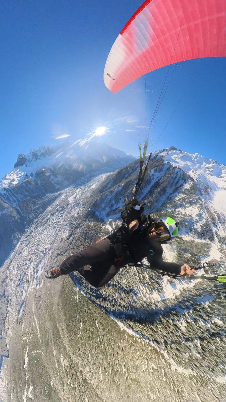 Toni en su vuelo en Chamonix. (Foto: de Toni Triay)