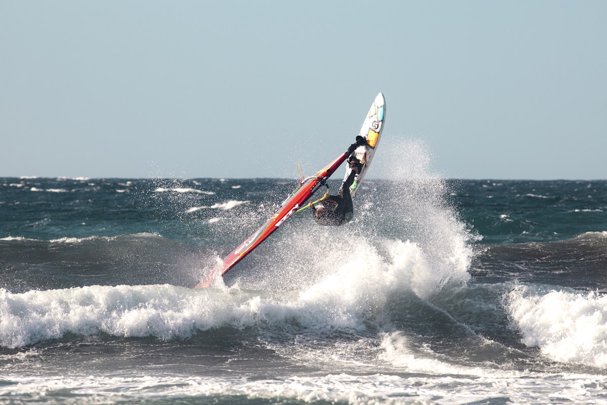 Toni Triay despegando en windsurf de olas. Son Bou, Menorca 2021. Fotografía de Júlia Miralles