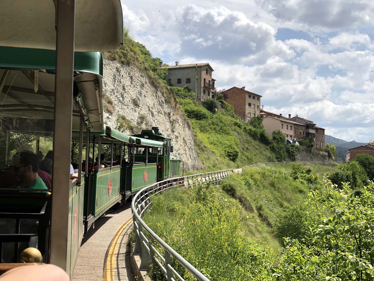 Tren del Ciment llegando al casco urbano de La Pobla de lillet (Foto: I. Sanz).