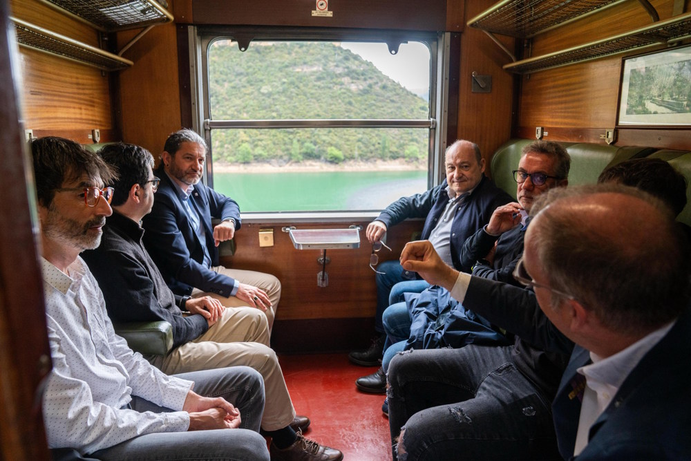 El presidente de Ferrocarriles, acompañado del resto de asistentes, durante el trayecto de hoy.