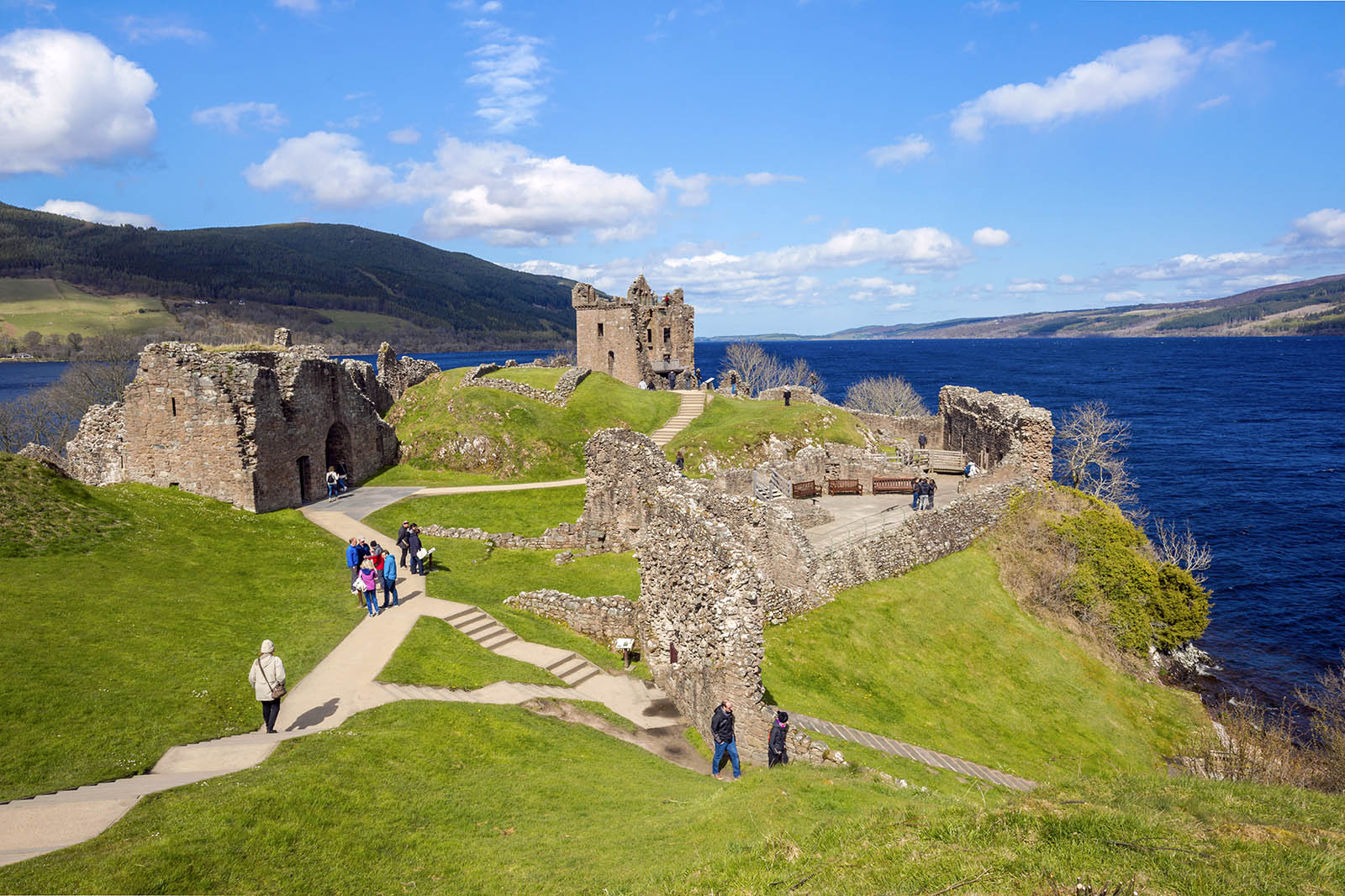 urquhartcastle-lago-ness-©-VisitScotland-autor-Kenny-Lam.jpg 