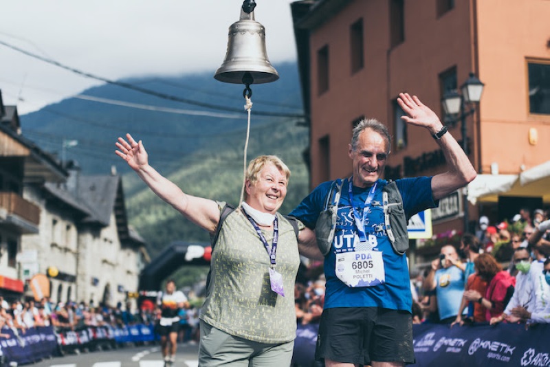 Catherine y Michel Poletti, cofundadores de UTMB en meta tras la llegada de Michel. Crédito: Sergi Colomé / Val d’Aran by UTMB®
